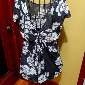 Lightweight Black/White Top Large